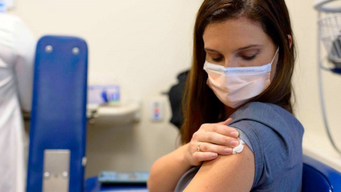 Третья прививка от коронавируса: когда станет возможной в Украине