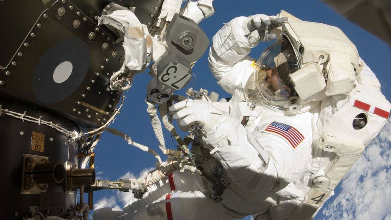 Астронавты NASA выйдут в открытый космос из-за неисправной антенны на МКС