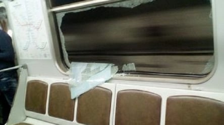 У метро Харкова невідомі розбили у вагоні вікно. Фото - 285x160