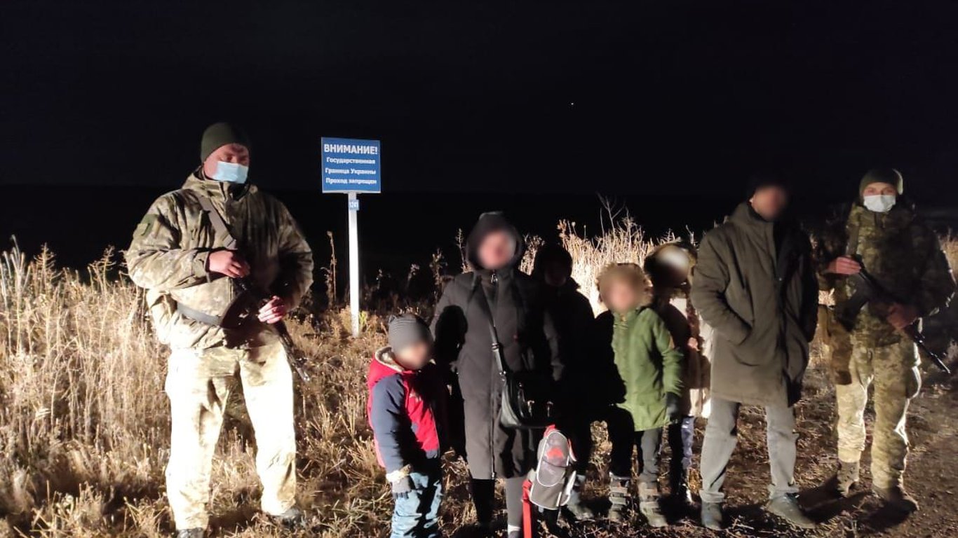 На кордоні з Росією прикордонники спіймали сім'ю, яка пішки йшла у Вороніж