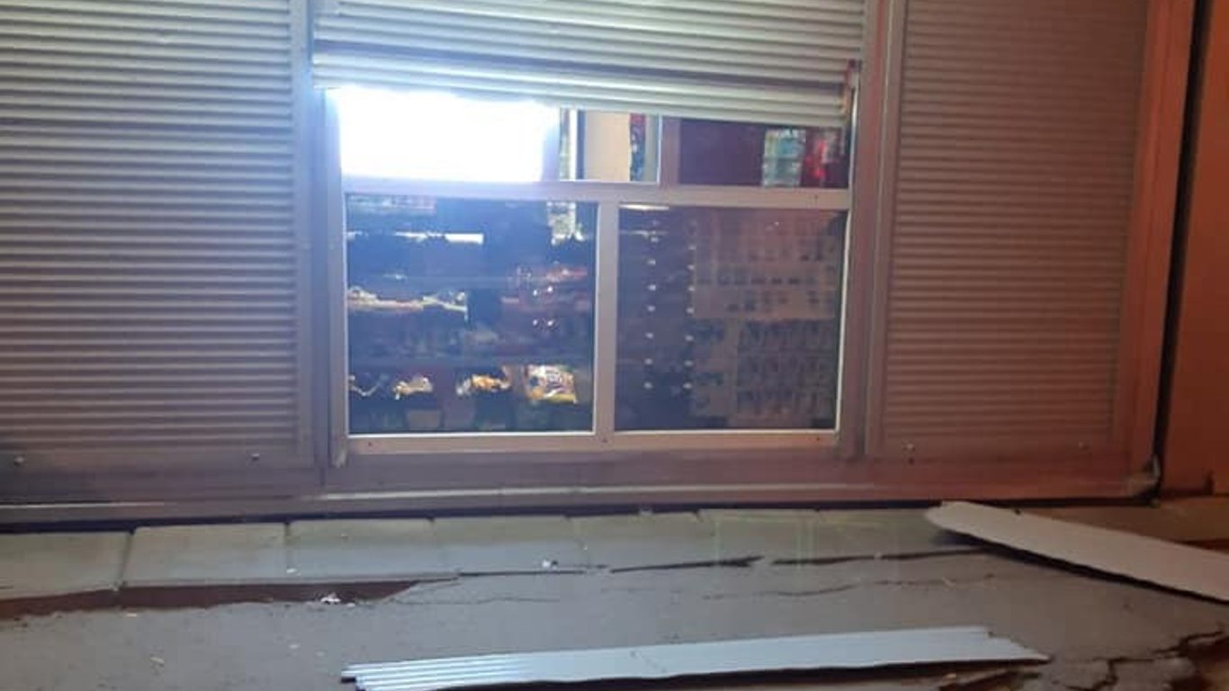 Во Львове 15 ноября полиция задержала злоумышленника, который пытался пробраться в магазин ночью - фото