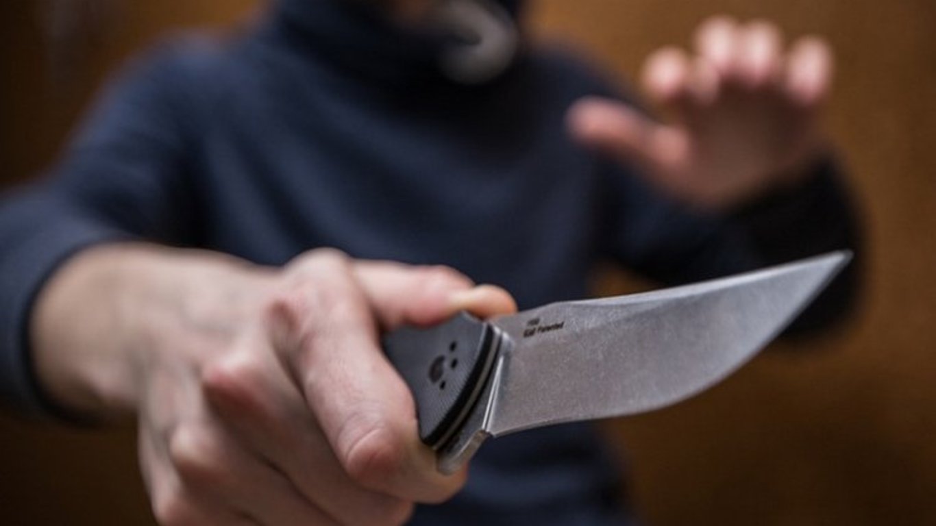 В Харькове мужчина напал с ножом на полицейского