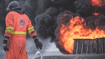 Пожежники вже добу гасять вогонь на звалищі у Харківській області. Фото - 285x160