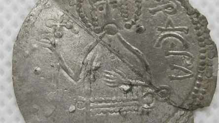 Как выглядели монеты с гербом князя Владимира Великого в Х в. Фото - 285x160