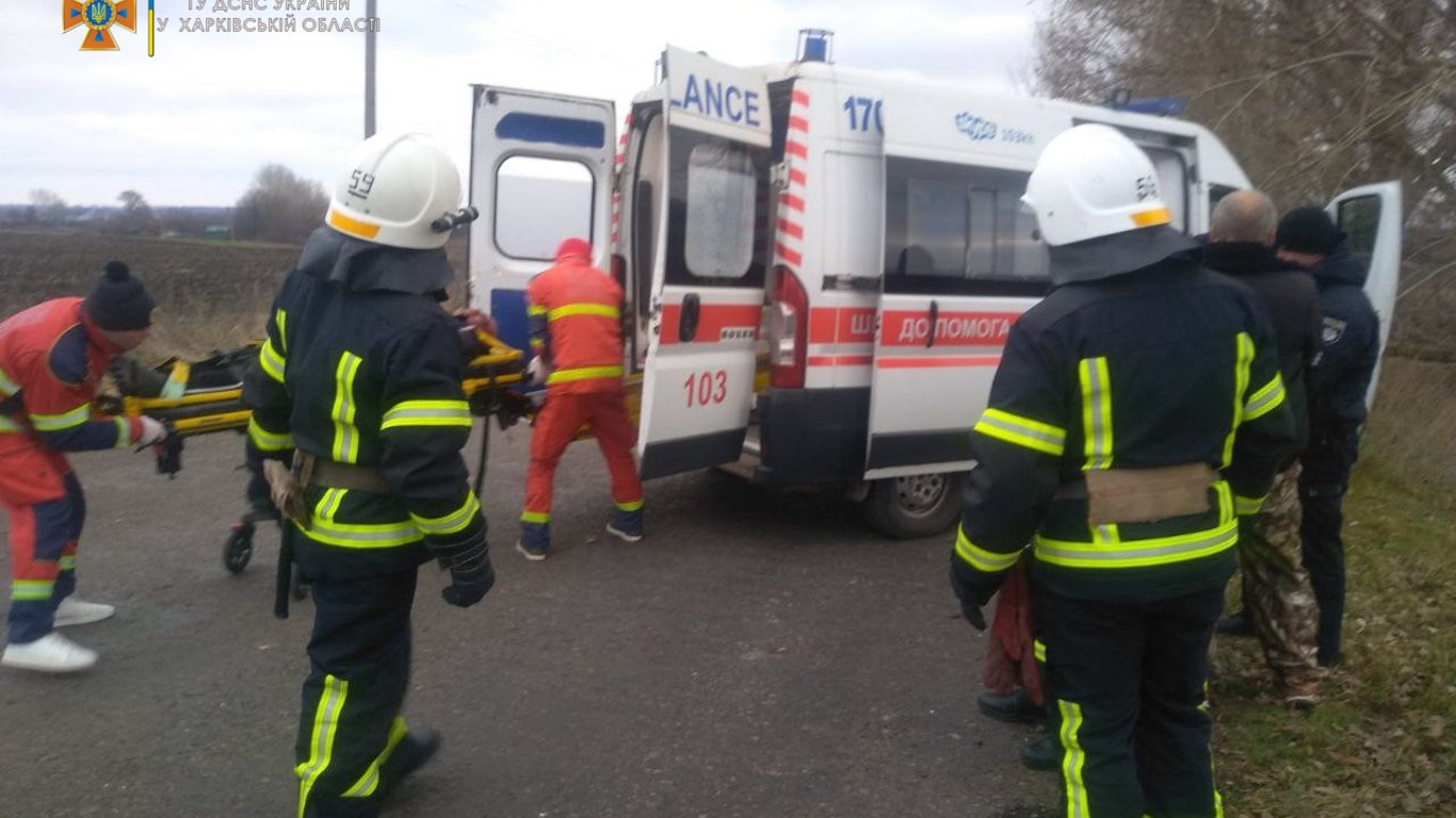 Водій на Харківщині врізався у дерево та виявився заблокованим у машині