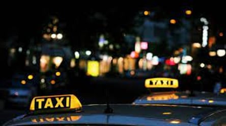 У Києві водій таксі протаранив маршрутку. Відео - 285x160