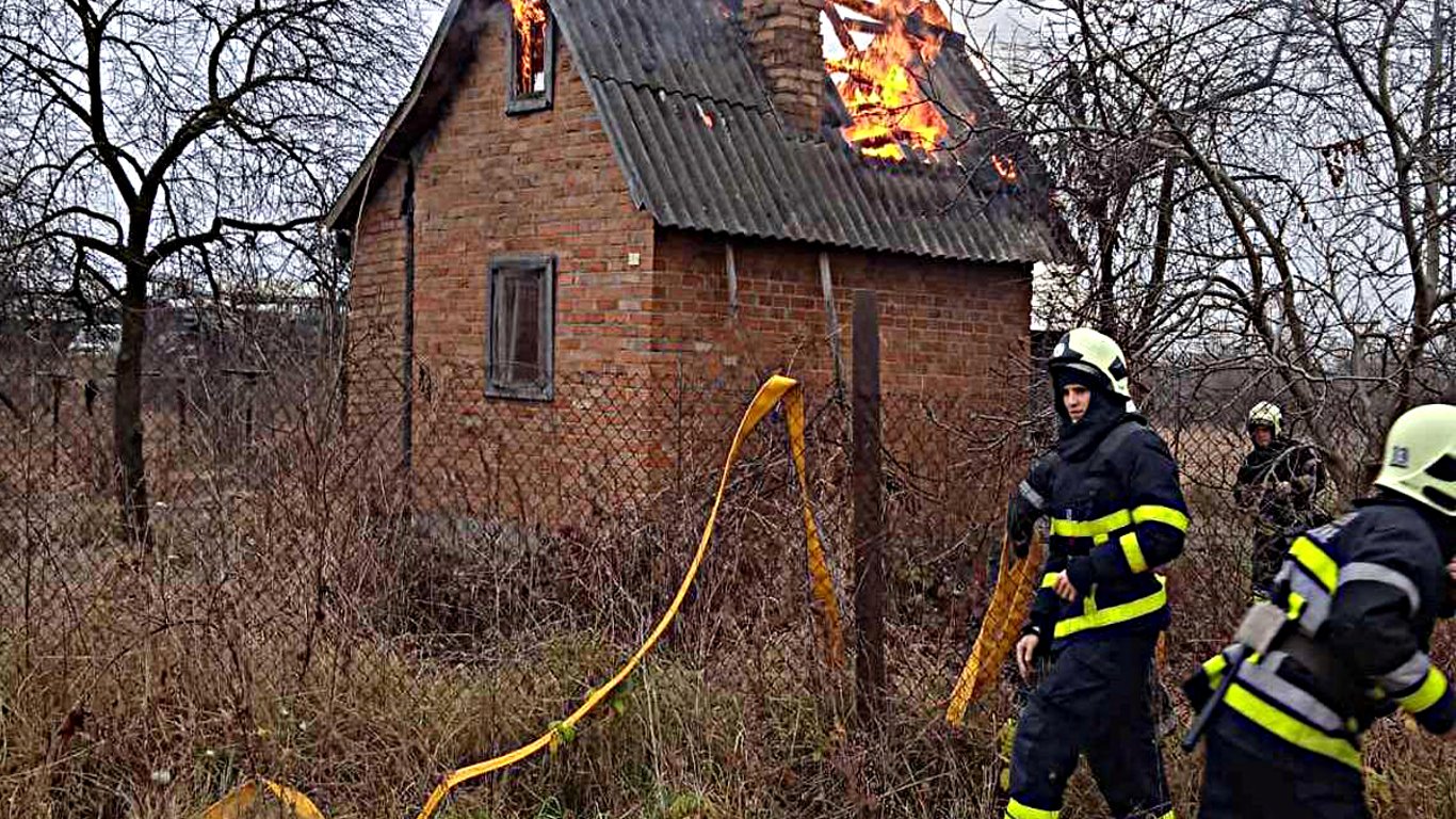 В Червонограде вспыхнул дачный дом - фото