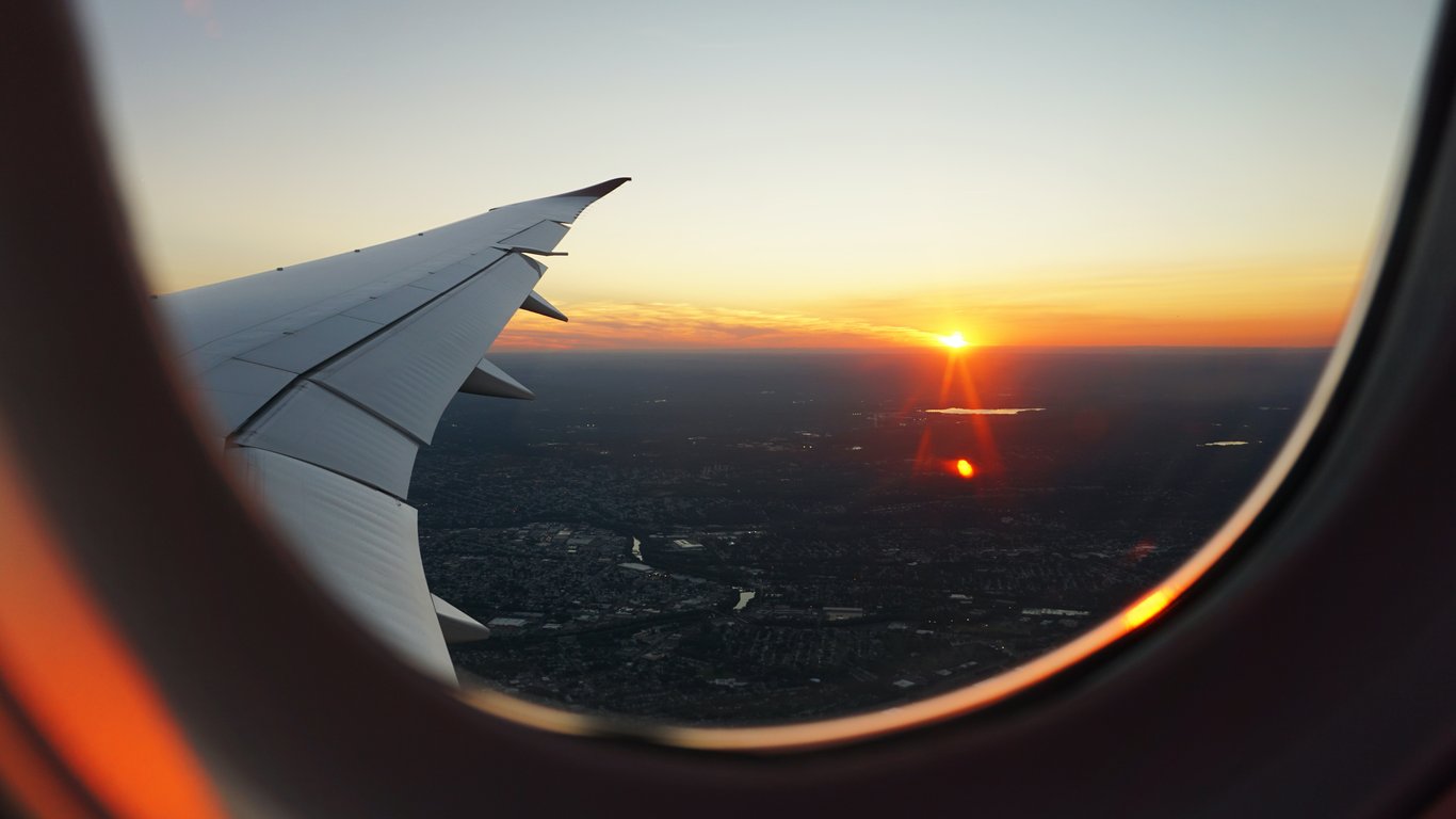 Зачем в самолетах необходимо поднимать шторки иллюминатора во время взлета и посадки