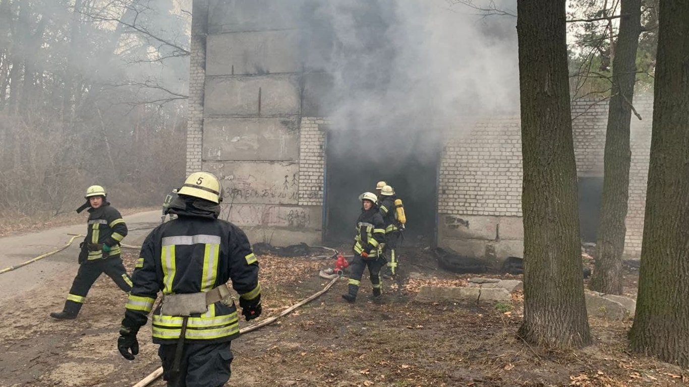 Пожар Киев -  в Дарницком районе огонь охватил бойлерную