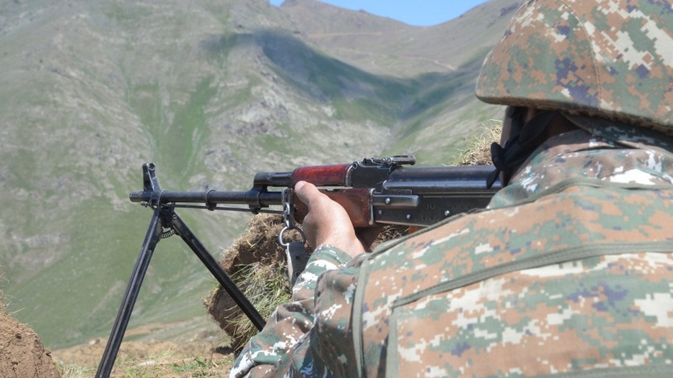 Бои на границе Армении и Азербайджана вспыхнули с новой силой: Ереван обратился к РФ за помощью