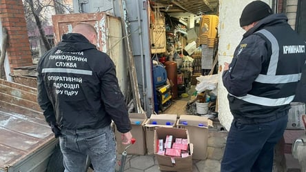 На Одещині викрили дев'ятьох осіб, які торгували контрафактними цигарками та спиртом - 285x160