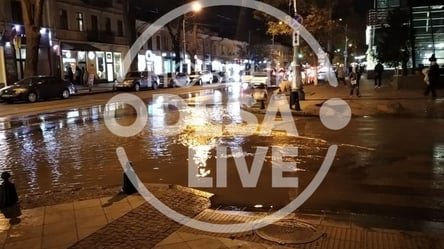 Прорив водопроводу: в центрі Одеси затопило цілу вулицю. Відео - 285x160