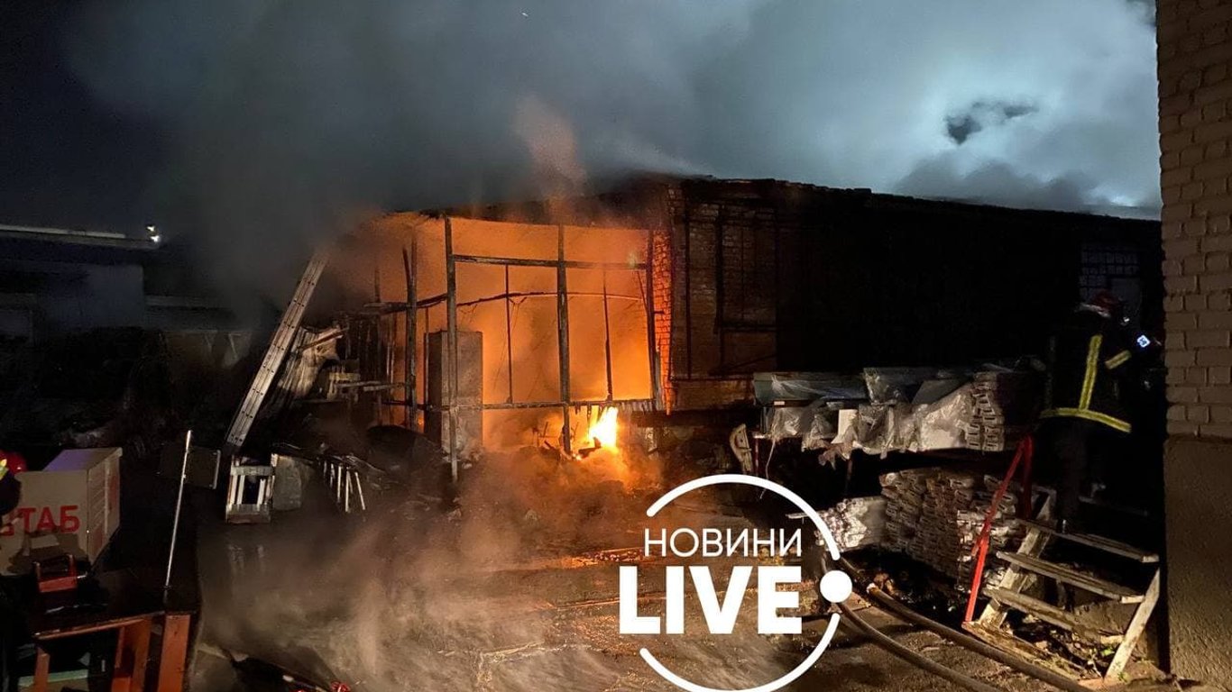Пожар Киев - на Подоле сгорел склад металлопластиковых окон