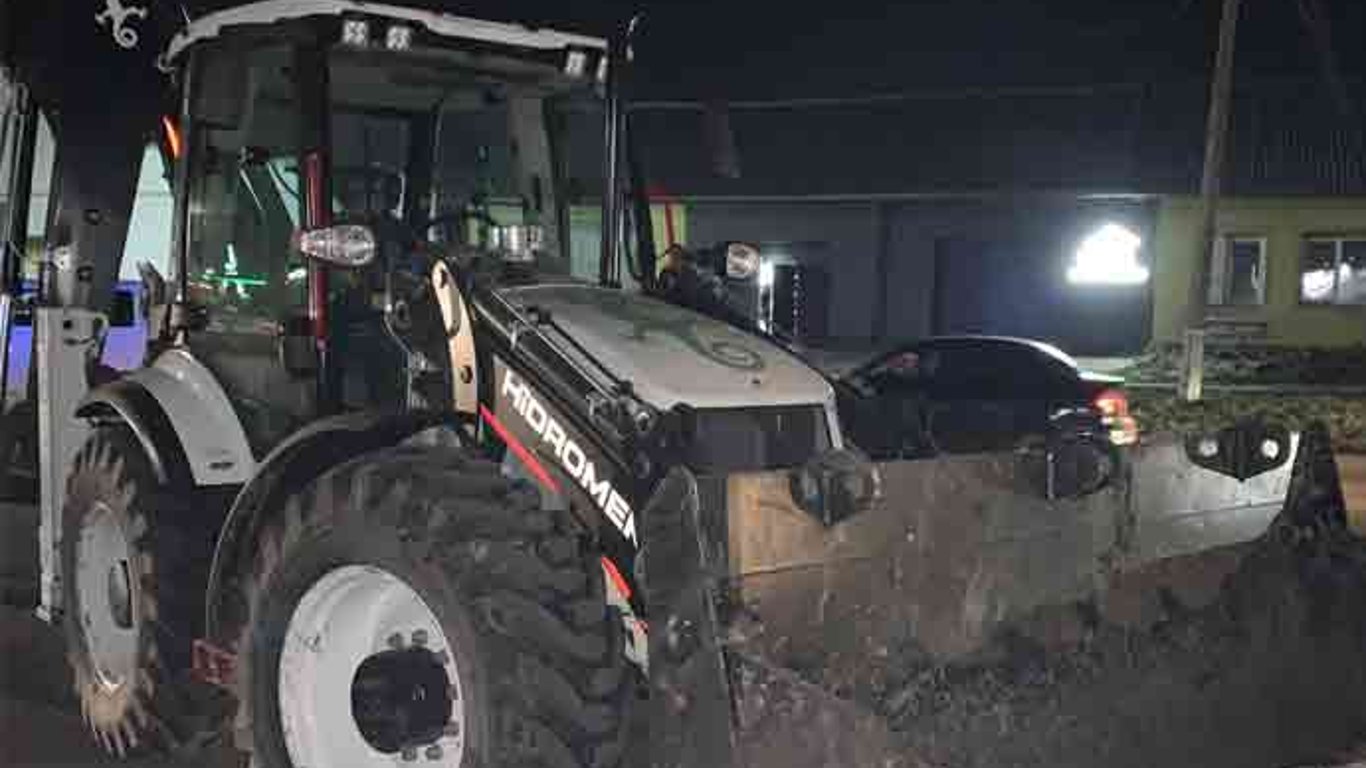 У Червонограді трактор врізався у три машини - фото