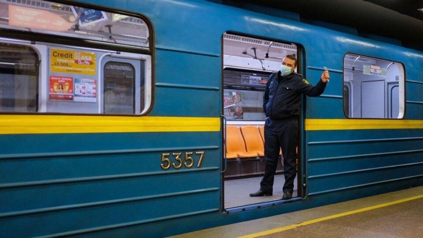 У метро Харкова на станції Академіка Барабашова помер чоловік