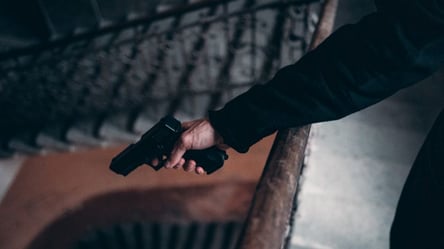 Стріляв та не випускав із квартири: в Одесі затримали чоловіка "під кайфом" із зброєю - 285x160