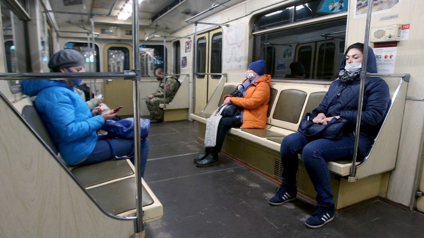 В метро Киева мужчина прилег поспать на местах других пассажиров
