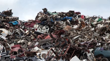 У Харкові автомобіль "закопали" під купою сміття. Фото - 285x160