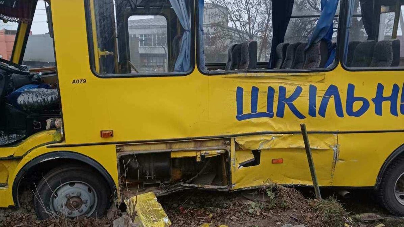 ДТП в Червоноградском районе - школьный автобус врезался в грузовик - фото