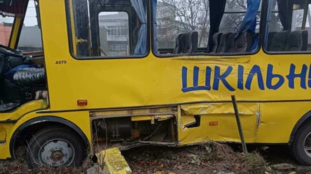 На Львівщині шкільний автобус зіткнувся із вантажівкою: чи постраждали діти. Фото - 285x160