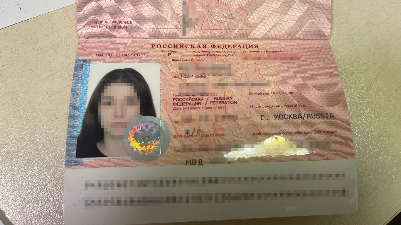 Російській Tik-Tok блогерші виставили штраф і депортували додому