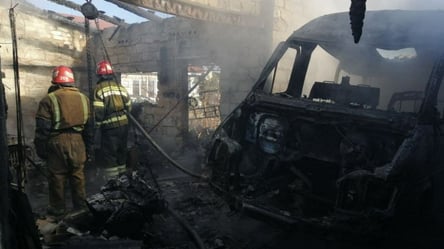Сгорело все: в Одесской области огонь уничтожил гараж, автомобиль и мотоцикл - 285x160