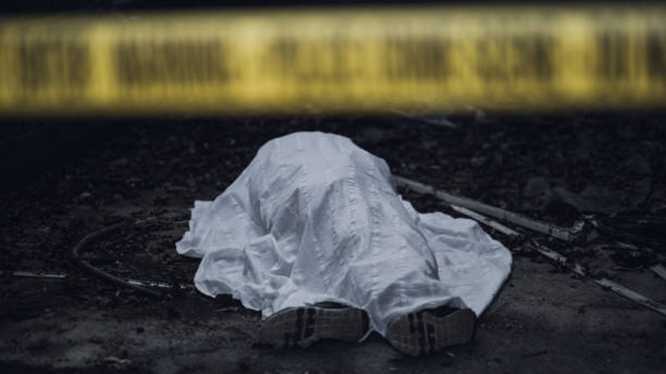 У Харкові знайшли труп чоловіка – лежав серед купи сміття – фото