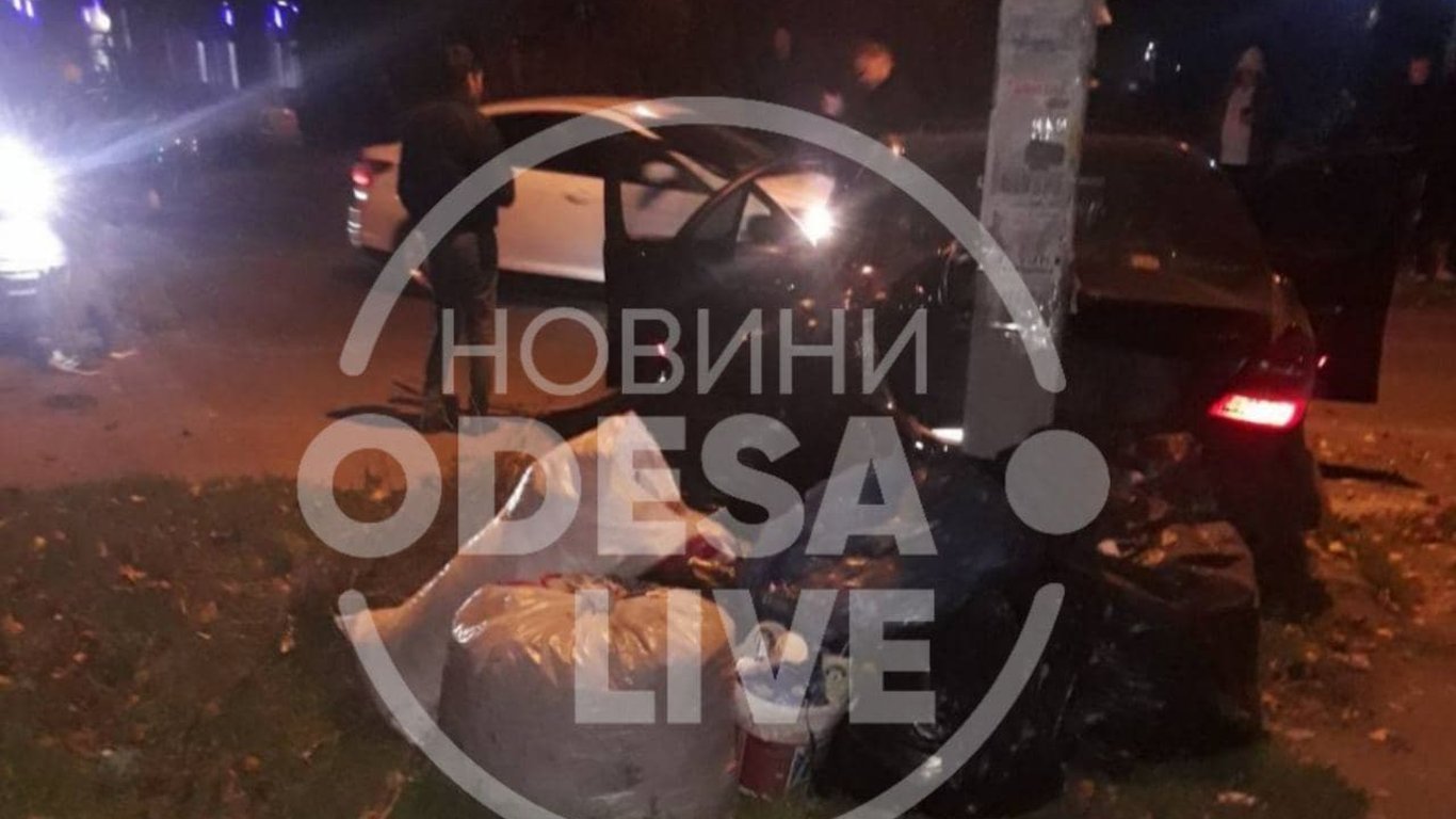 В Одессе на повороте столкнулся Mercedes и Hyundai – виновник ДТП вылетел с дороги