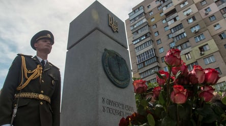 Вандали пошкодили пам'ятник біля Міністерства оборони. Фото - 285x160