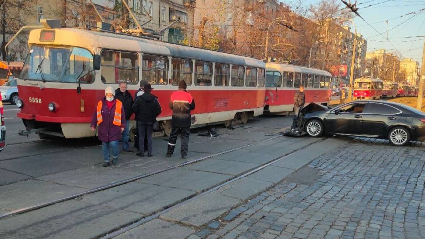 ДТП у Києві - автомобіль влетів у трамвай