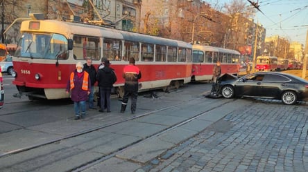 У центрі Києва сталася ДТП: авто влетіло в трамвай - 285x160