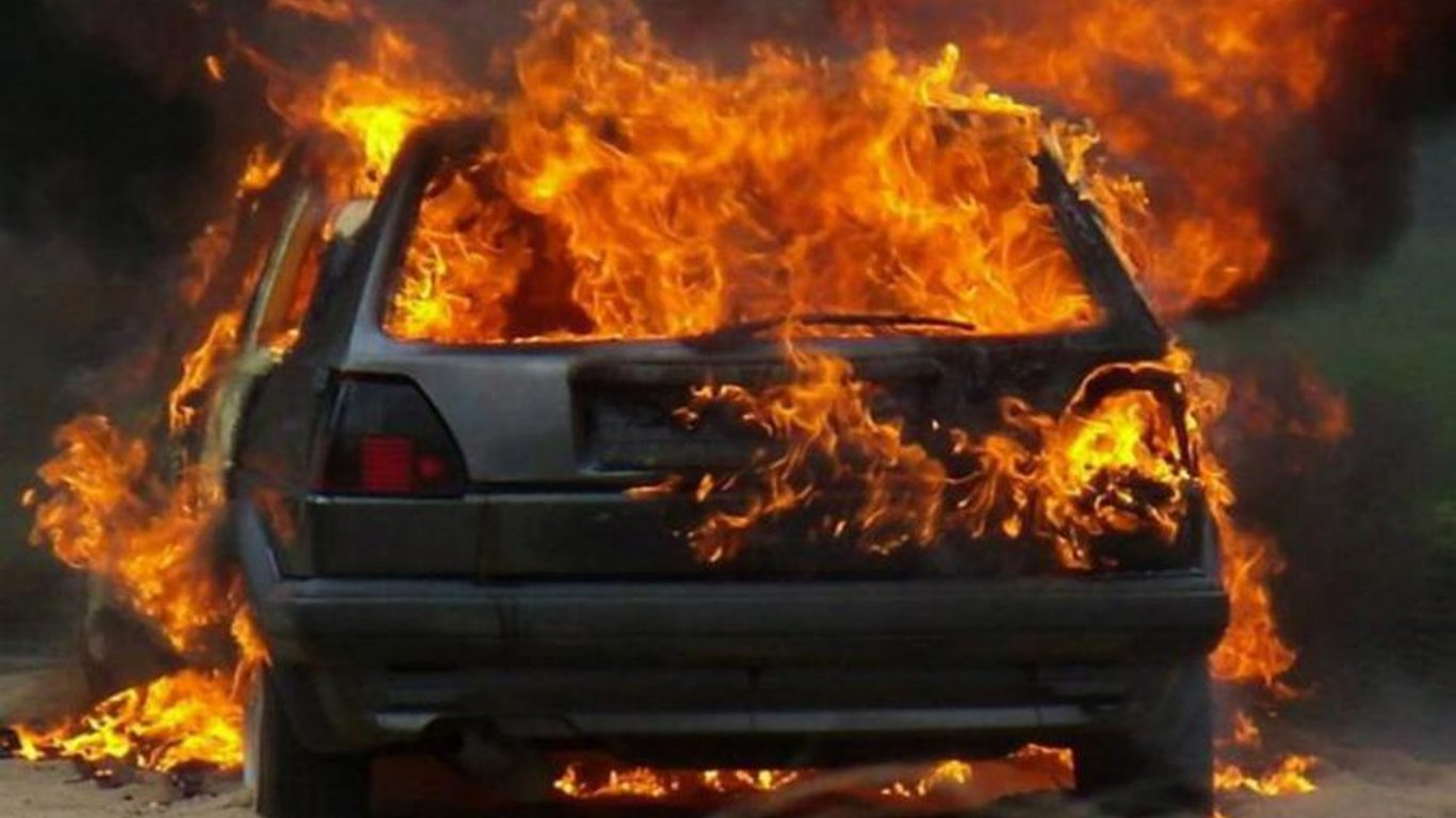 Пожар в Киеве - посреди шумной трассы загорелся автомобиль - видео