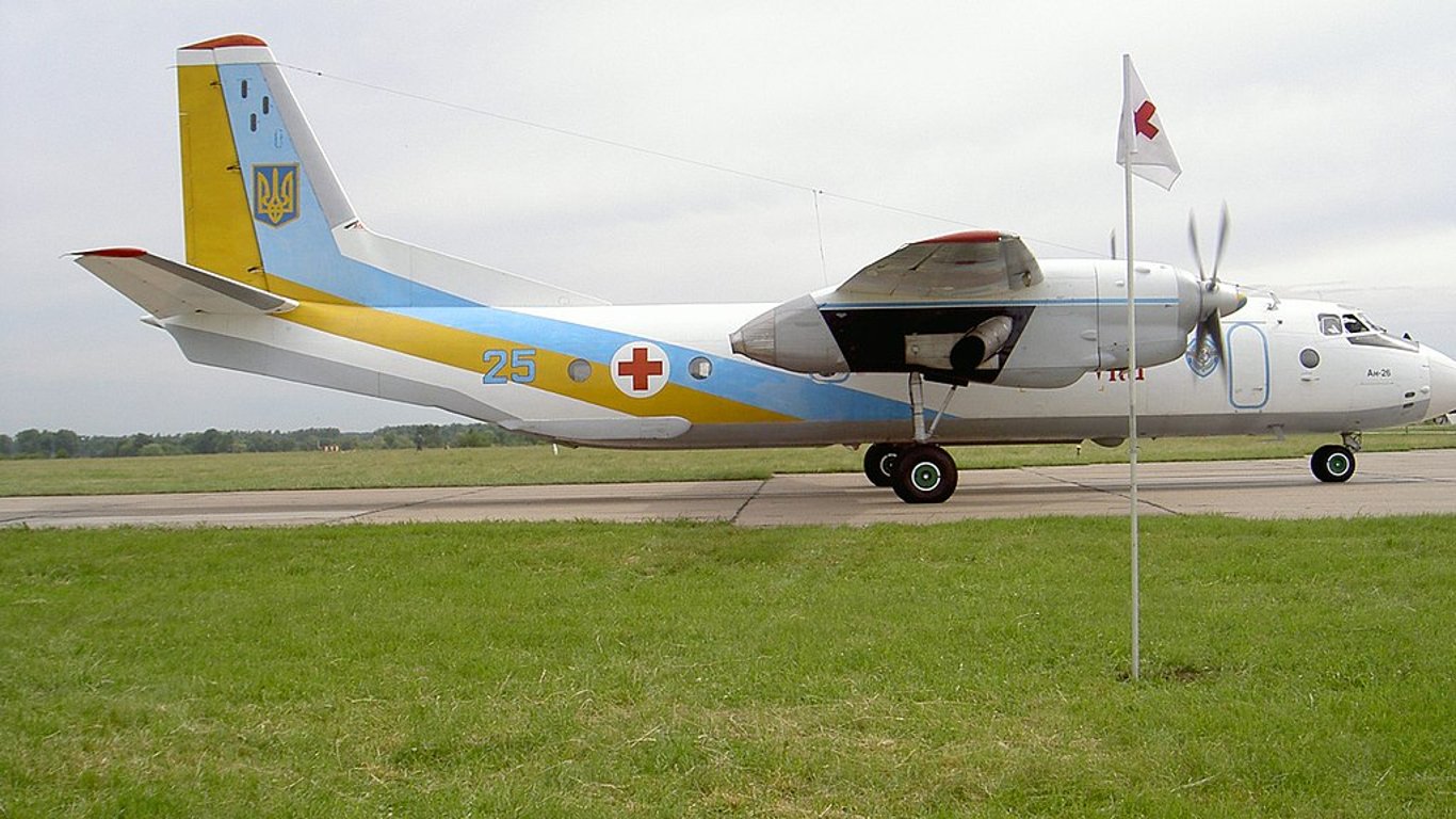 Самолетом во Львов привезли раненых военных - подробности, фото