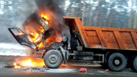 Черный дым и пламя: под Харьковом горит грузовик. Кадры с места происшествия - 285x160