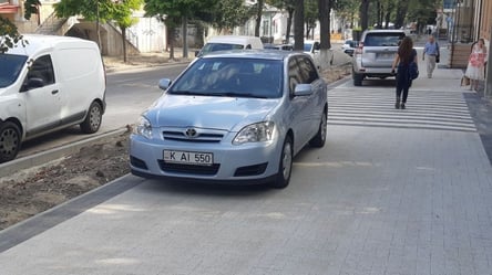 У Києві водій-неадекват виїхав на тротуар та ледь не збив жінку. Відео - 285x160
