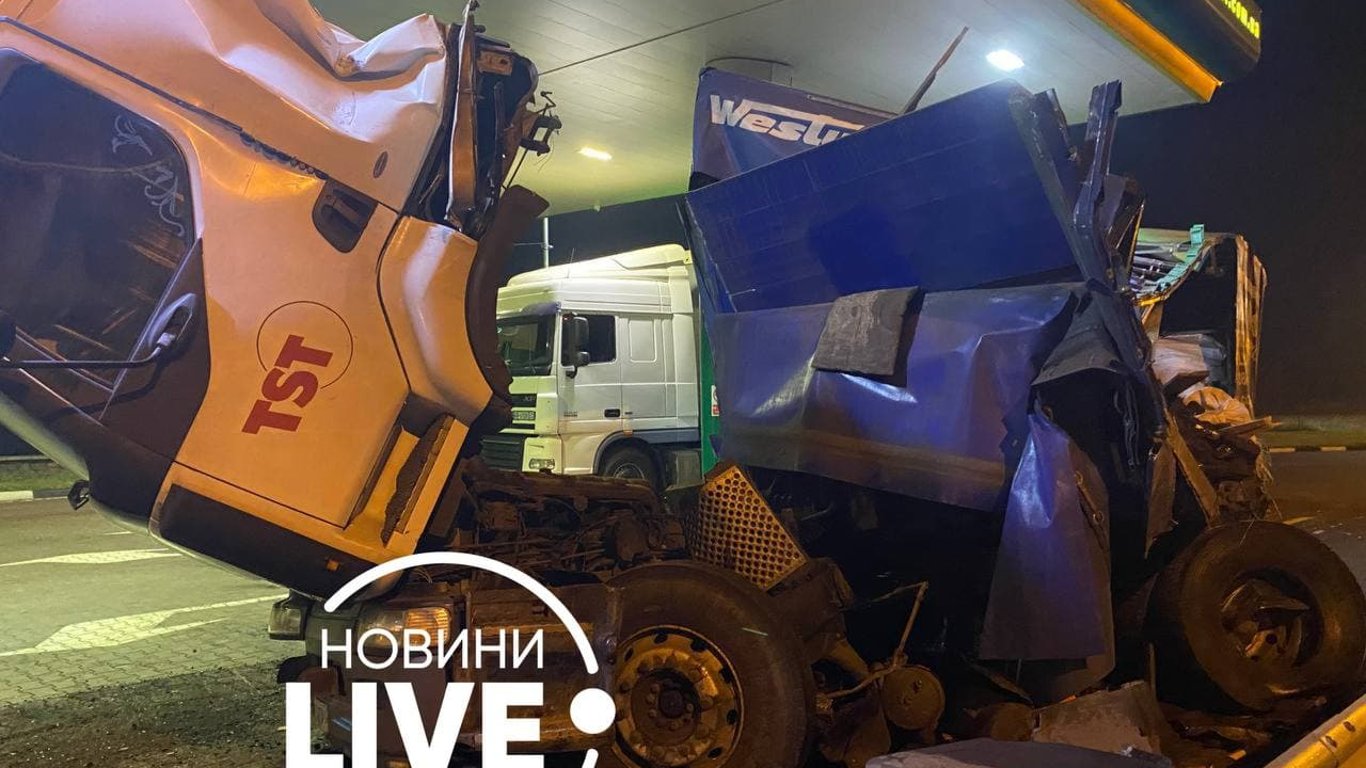 ДТП под Киевом - грузовик влетел в фуру - АЗС превратился в груду металла