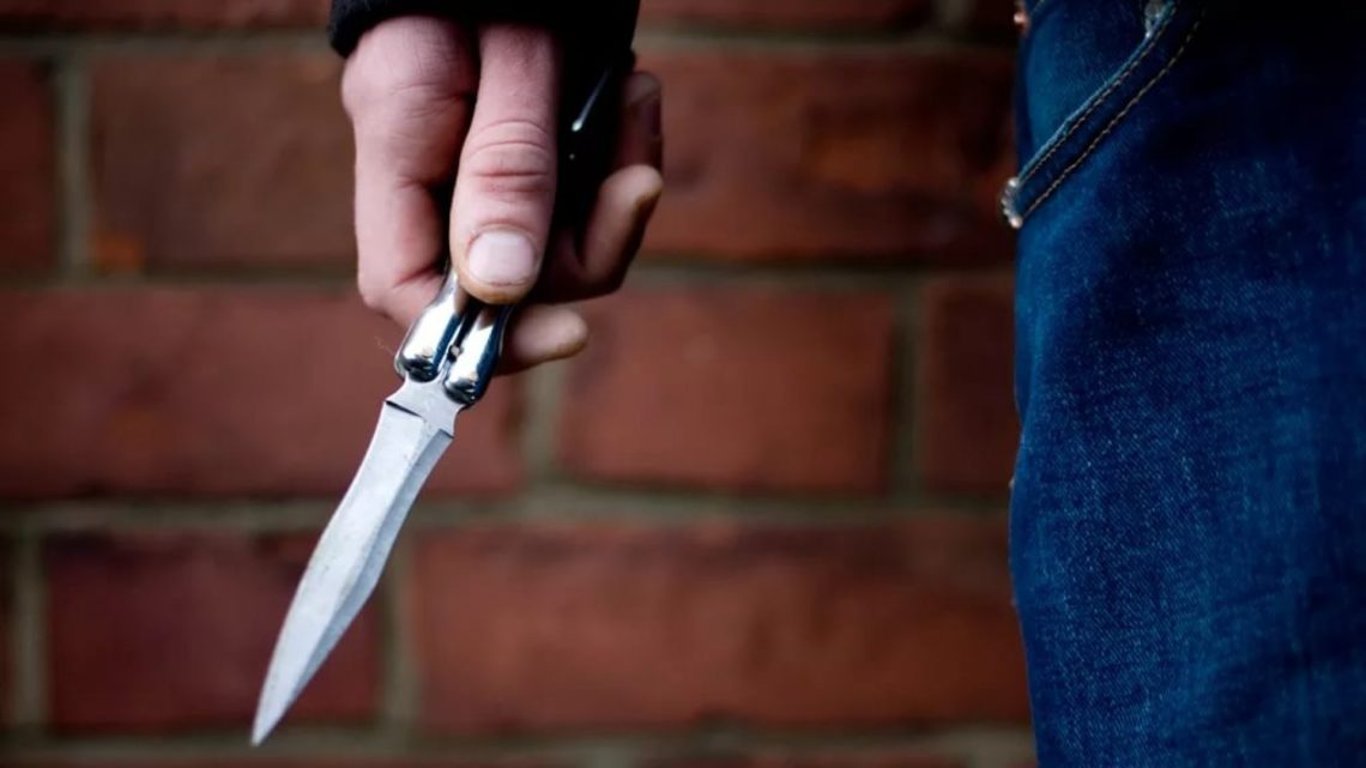 В Харькове мужчина с ножом напал на АЗС - видео