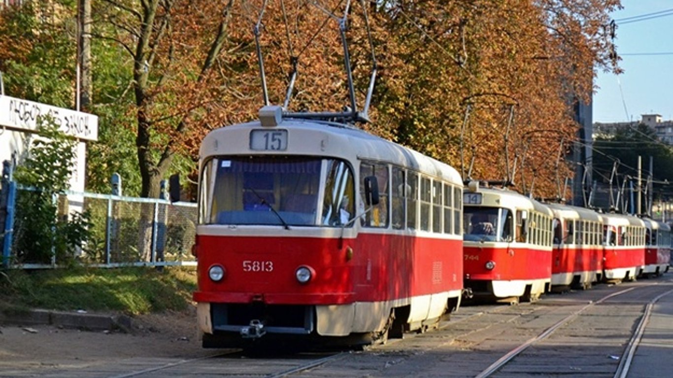 Общественный транспорт Киев - неправильно припаркованное авто остановило движение трамваев