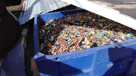 В Киеве вандалы постоянно ломают контейнеры для опасных отходов - 285x160