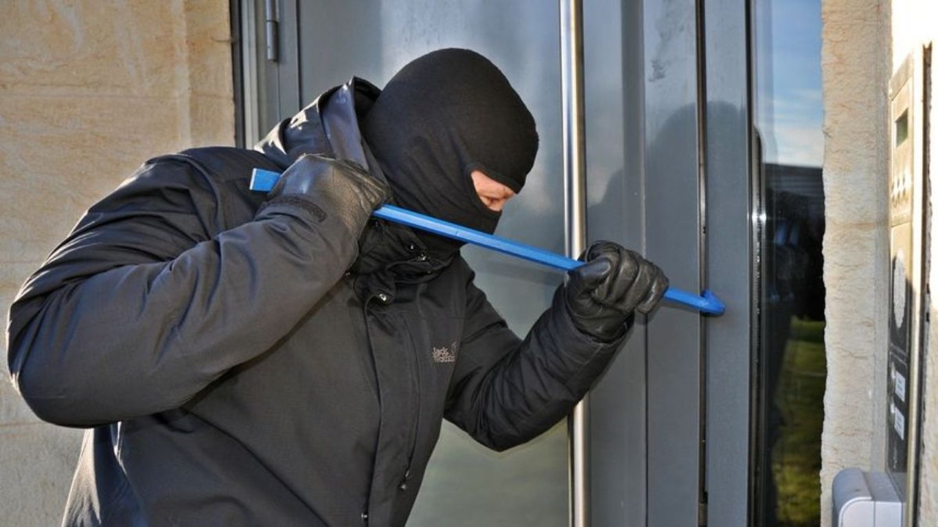 Львівська поліція затримала підозрюваних у пограбуванні квартири - фото