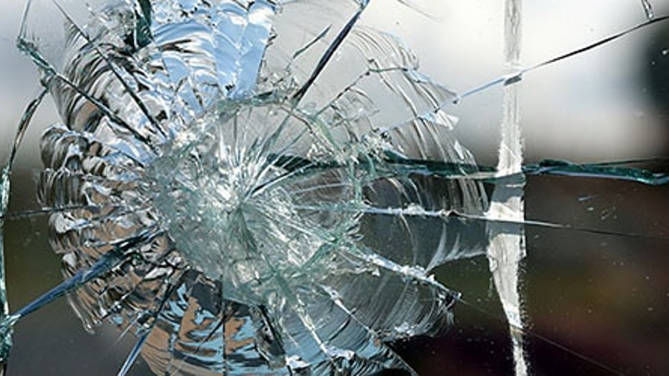 "Сильпо" Киев - хулиганы разбили стекло в супермаркете