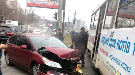 В Харькове легковушка протаранила трамвай, часть машины отлетела от удара. Фото - 285x160