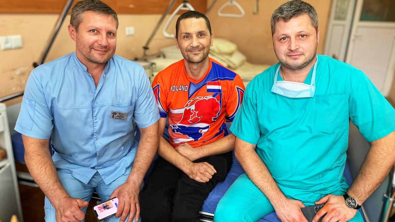 Во Львове мужчина потерял обе ноги - врачи спасли ему жизнь