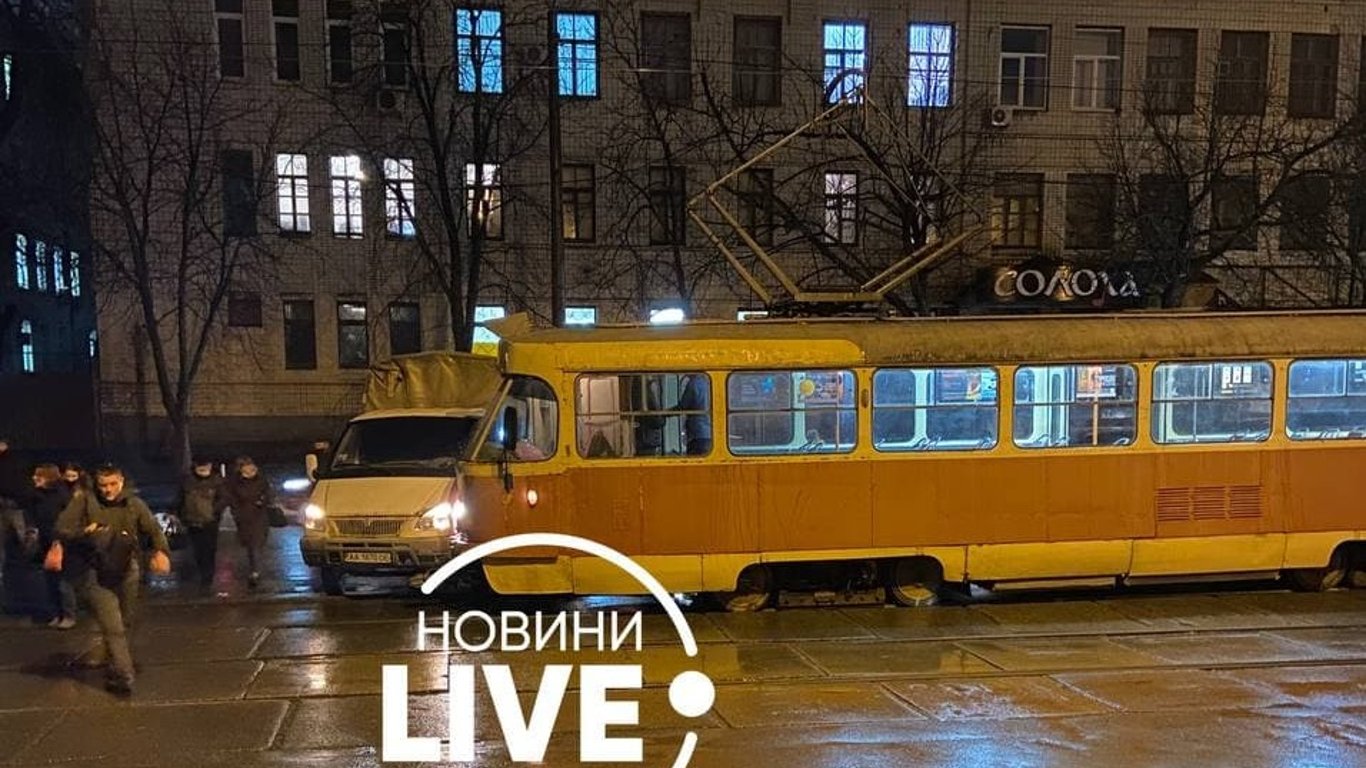 ДТП на Дегтяревской - грузовик врезался в трамвай с людьми - Новости Киева