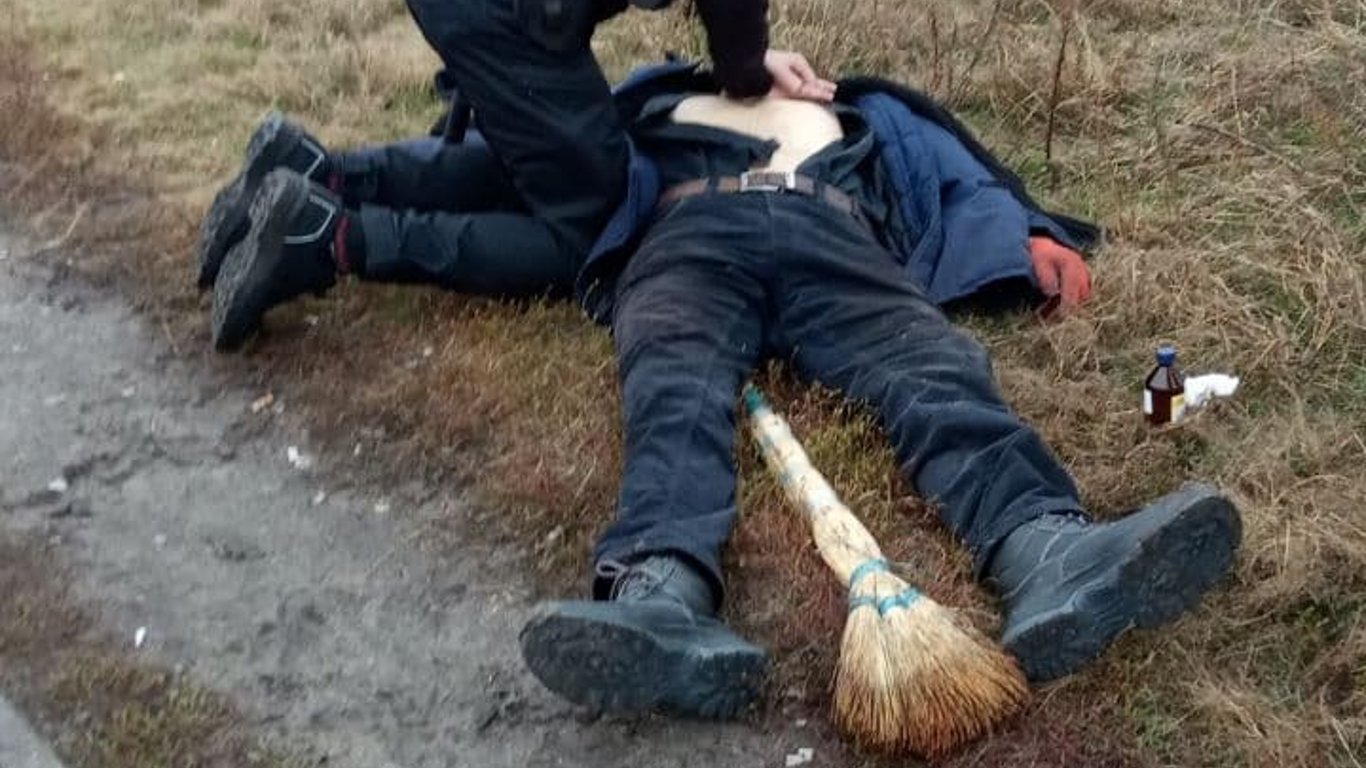 Чоловік помер у парку на очах у перехожих - Новини Києва
