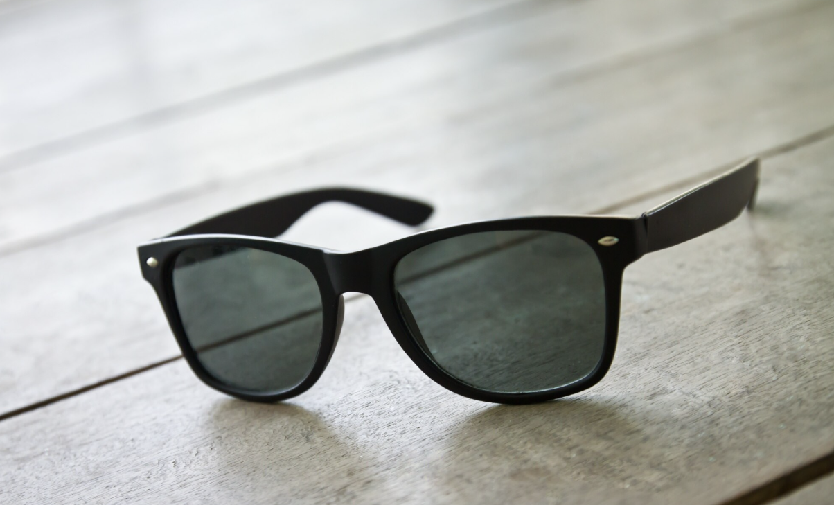 Сонцезахисні окуляри повертаються в тренди кожного літа