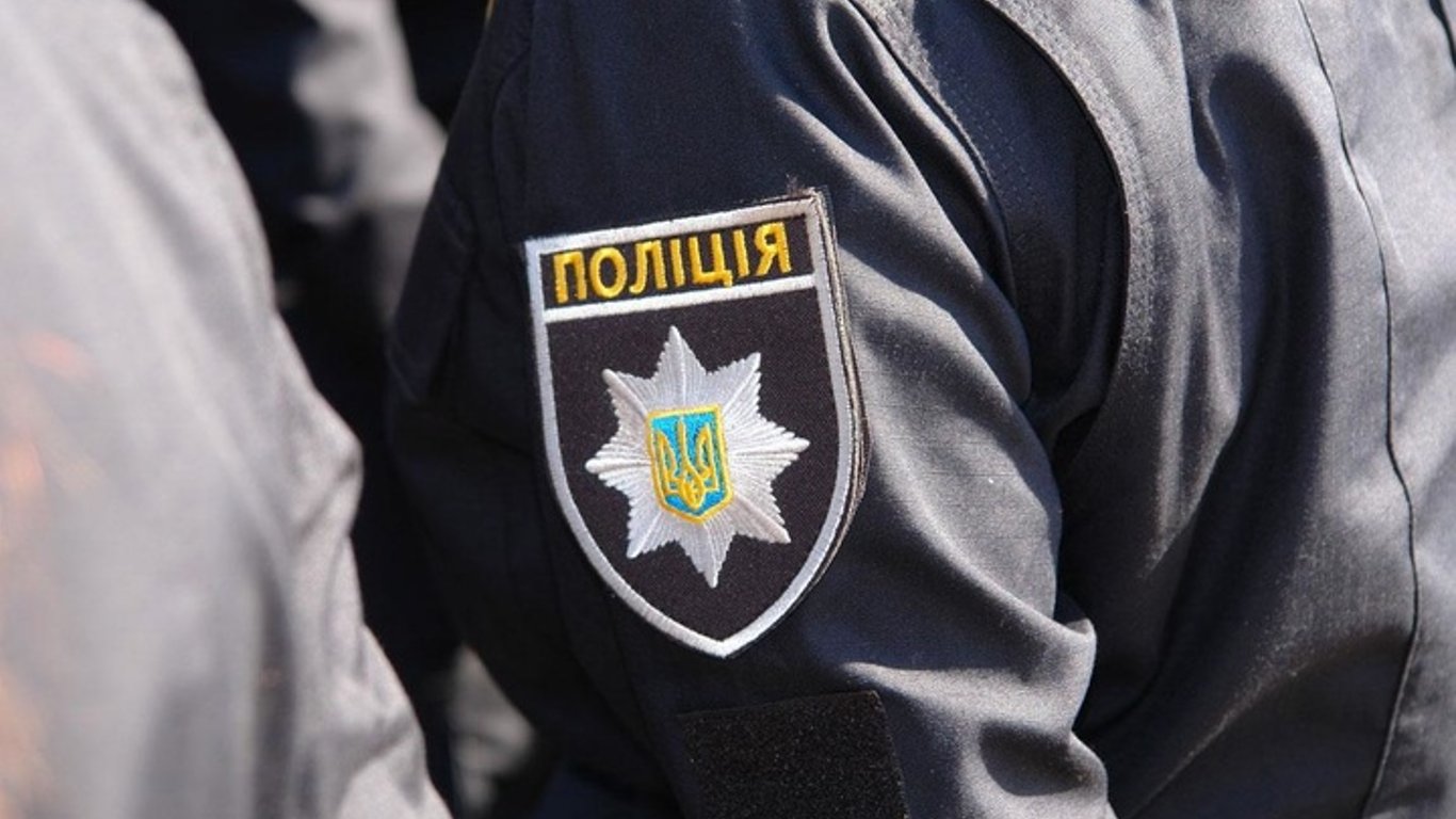 В Харькове парень ударил патрульного в лицо