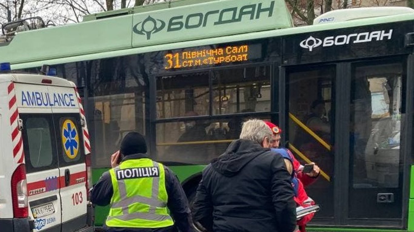 В Харькове пожилой мужчина попал под микроавтобус
