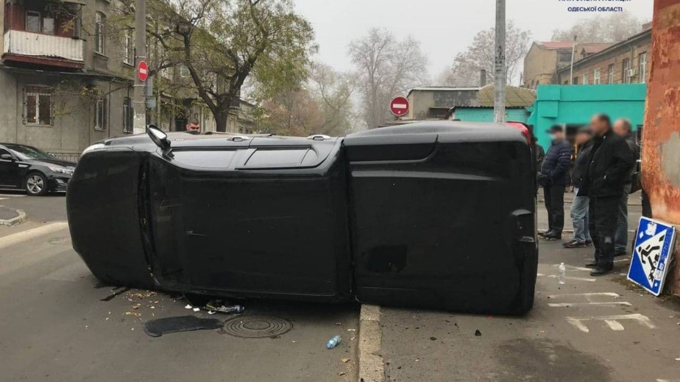 ДТП в Одессе - BMW опрокинула Toyota