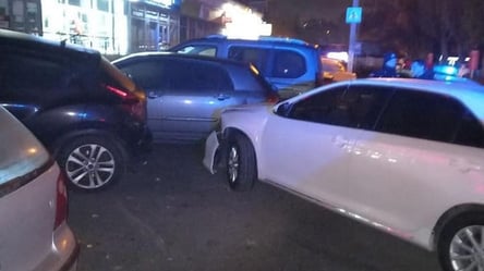 В Одессе пьяный мужчина за рулем Toyota убегал от полиции и попал в ДТП. Видео - 285x160